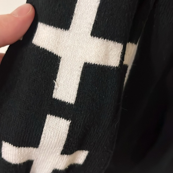 Merona Large Black and white Geometric Sweater - Picture 7 of 9